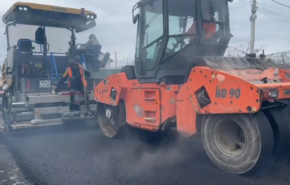 В 2025 году согласно профильной программе в городе приведут в порядок 62 дороги и мост. Фото: телеграм-канал Михаила Развожаева
