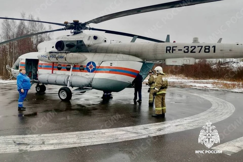 Вертолет МИ-8 на взлетной площадке. Фото: МЧС Тверской области.
