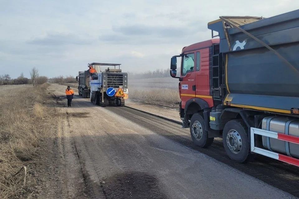 В Волновахском округе ДНР приступили к ремонту дороги Павловка-Петровское. Фото: Служба автомобильных дорог Донбасса