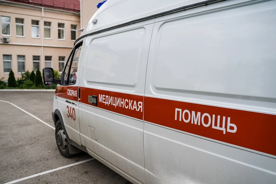 Транспортное средство съехало с дороги и наехало на препятствие.