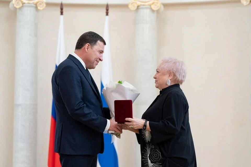 Губернатор вручил награды свердловчанкам. Фото: Департамент информационной политики региона