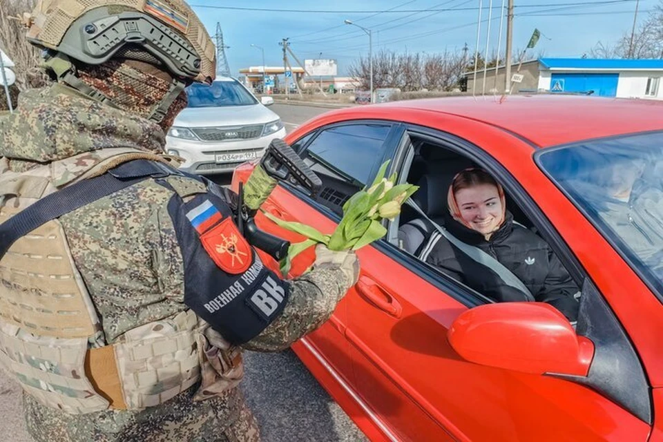 Букеты тюльпанов дарили солдаты военной комендатуры Херсонской области. Фото: министерство молодежной политики Херсонской области