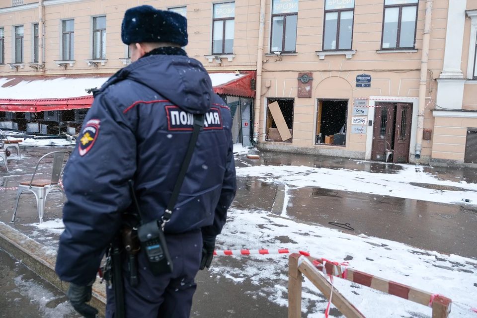 Тело женщины нашли под окнами жилого дома на Виктора Уса в Новосибирске.