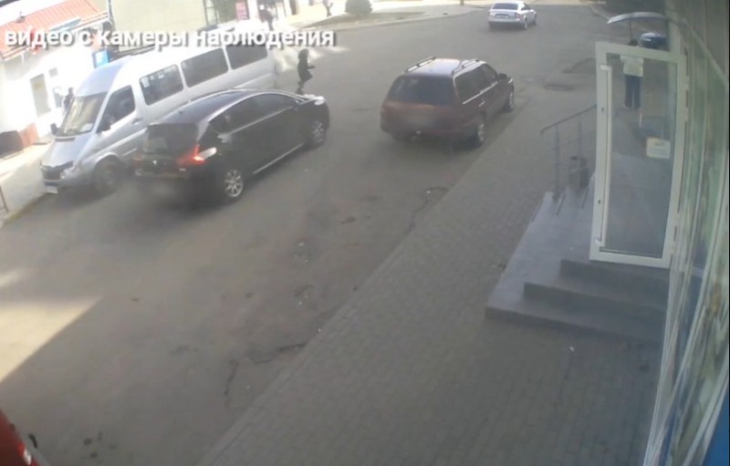 Девочка неожиданно выбежала на дорогу. Фото: скрин с видео