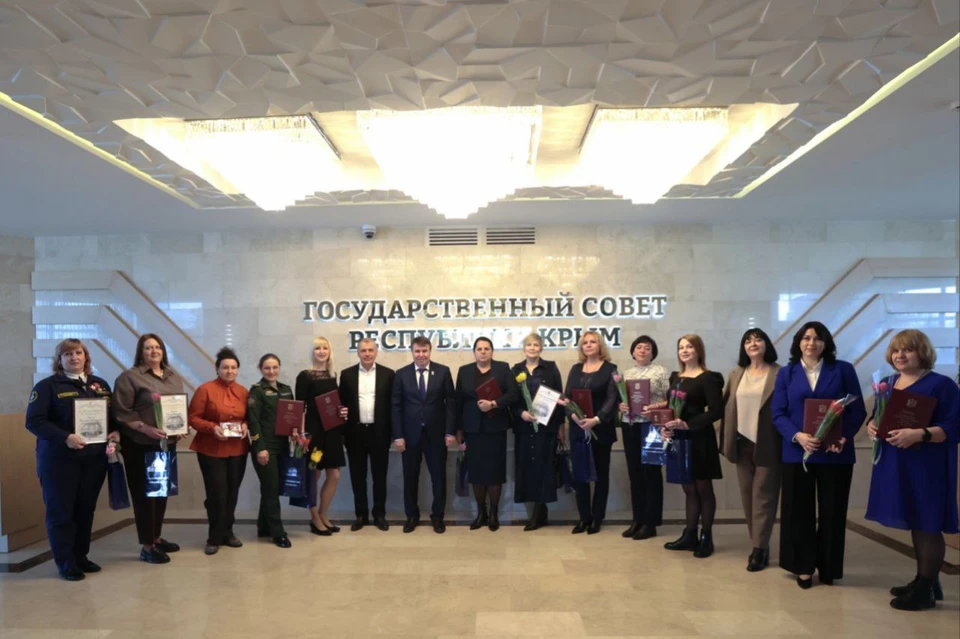 Константинов наградил крымчанок государственными наградами. Фото: Владимир Константинов/Tg