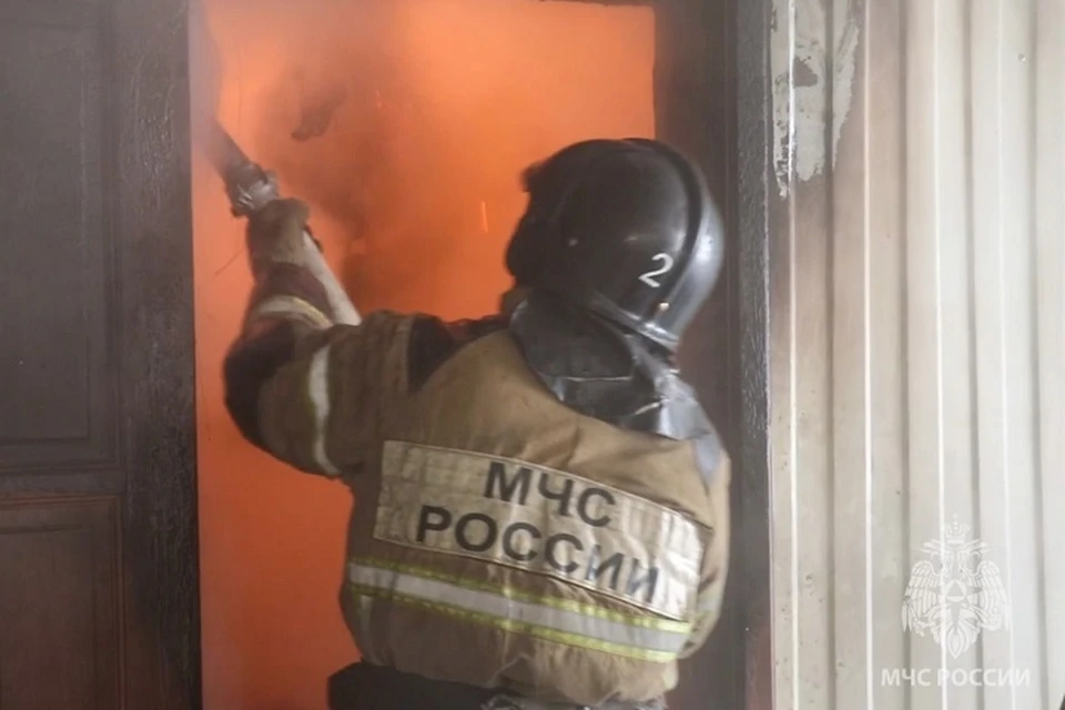 Пожарные потушили гараж в селе Батагай-Алыта. Фото: МЧС Якутии