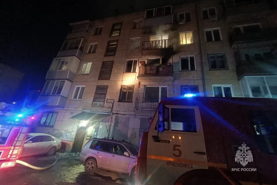 В Красноярске пожарные спасли шесть человек из многоэтажки. Фото: ГУ МЧС России по Красноярскому краю