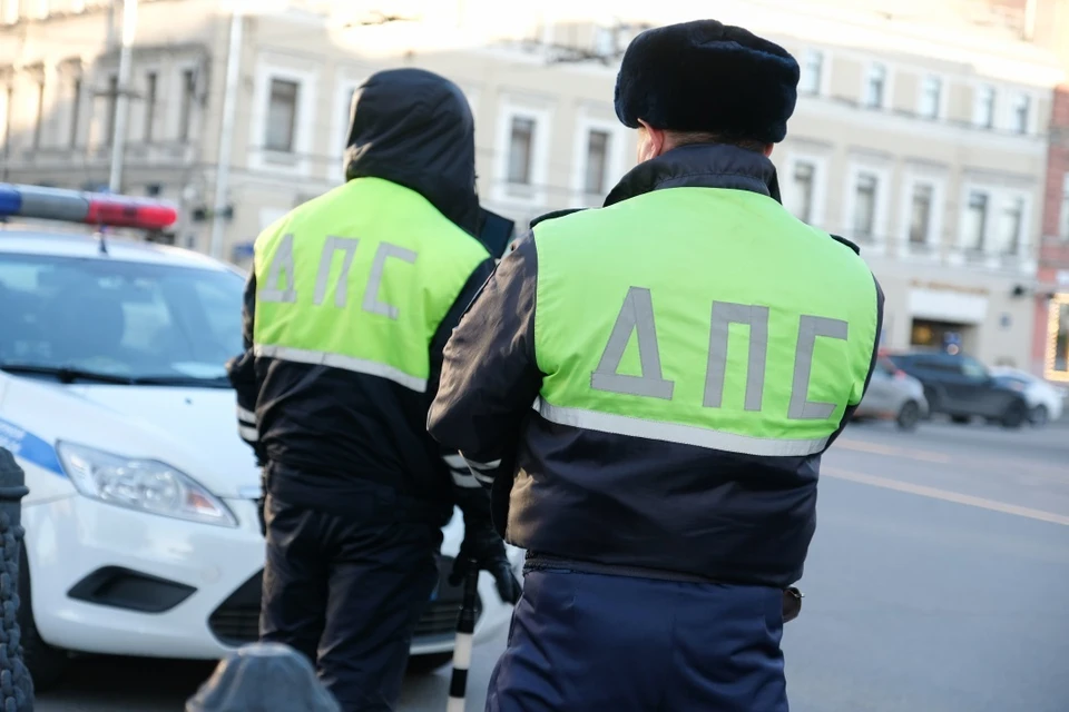 Оставшись без присмотра, дети рискую попасть под колеса машины