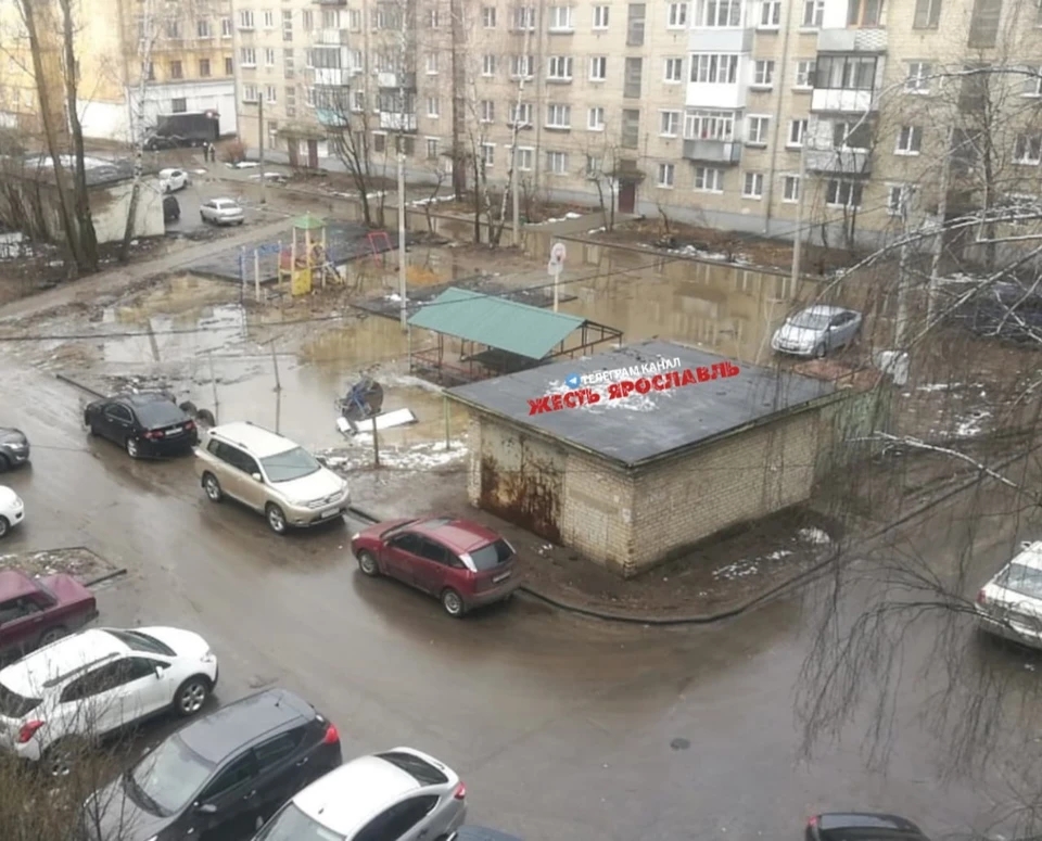 Местные жители опубликовали фотографии, на которых видны огромные лужи на парковочных местах и детской площадке.Фото: "Жесть Ярославль"