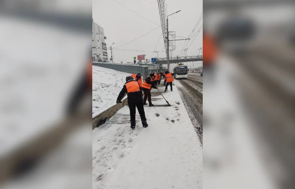 В Красноярске на борьбу со снегом вышли 200 дорожников. Фото: Управление дорог