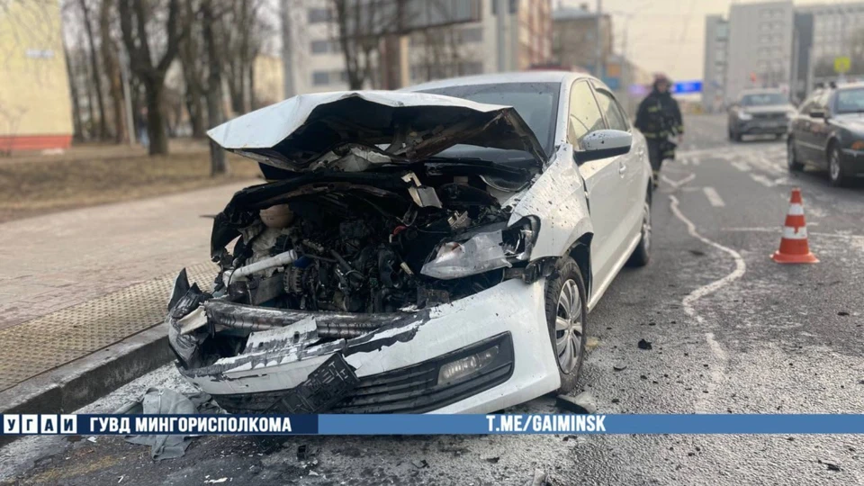 Два автомобиля столкнулись, а один из них загорелся в Минске на улице Куйбышева. Фото: ГАИ Минска.