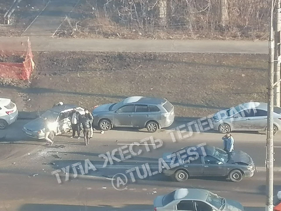 В Туле на улице Пузакова водитель Nissan врезался в «ВАЗ». Фото: Telegram-канал "Тула Жесть".