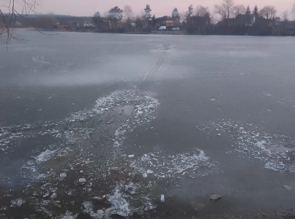 Рыбаков извлекли из ледяной воды и передали медикам. Фото ГУ МЧС по Орловской области