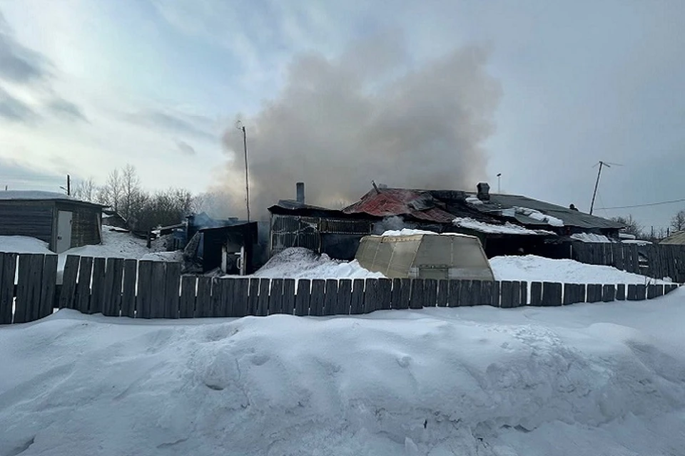 В Соликамске горел одноэтажный деревянный дом. Фото: страница Александра Русанова в соцсети ВКонтакте