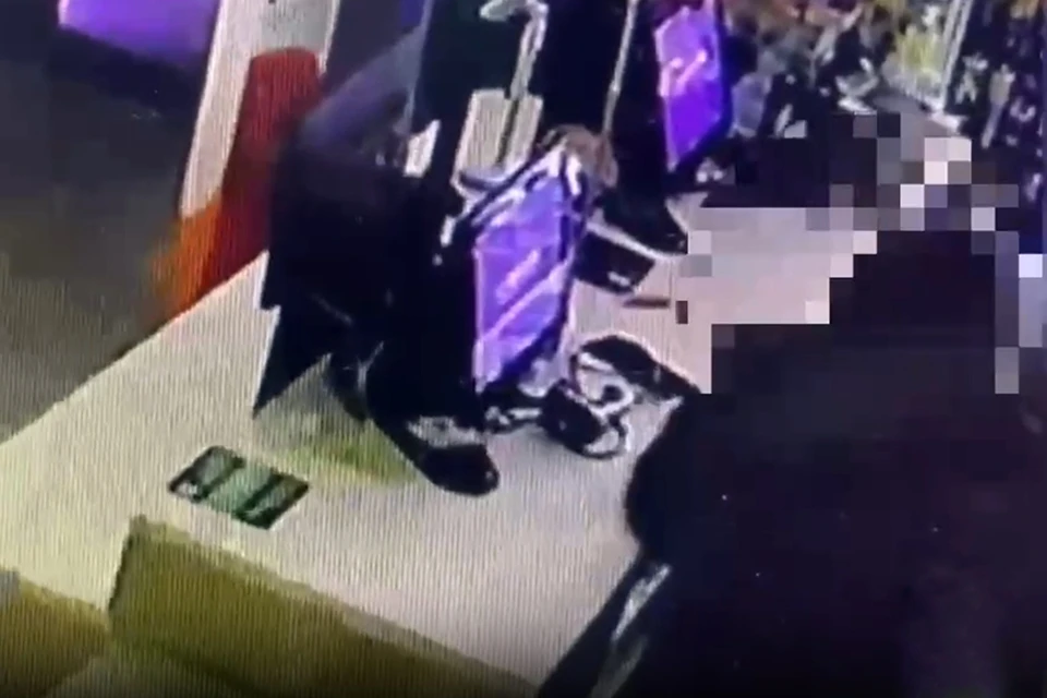 В одном из магазинов мужчина похитил деньги и алкоголь. Фото: принтскрин видео УМВД России по Приморью.