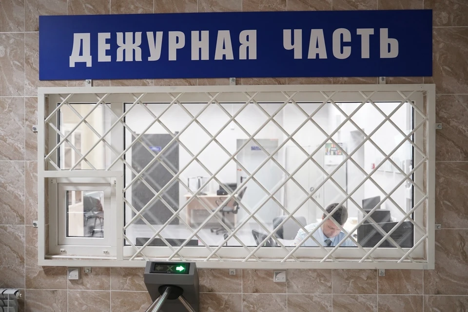 Серебряную цепочку вернули продавцу церковной лавки.