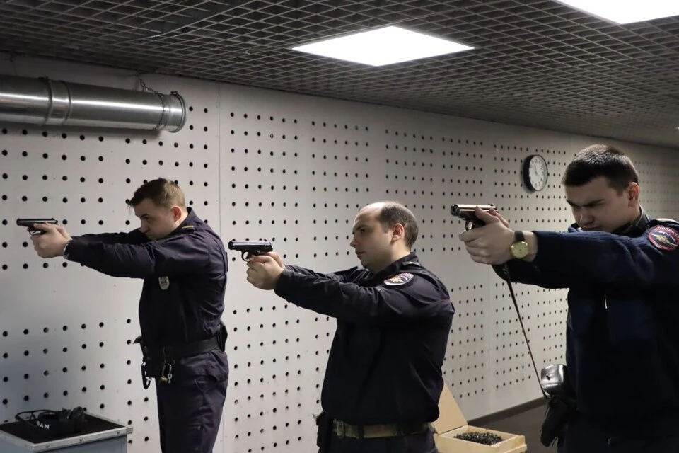 Участники конкурса демонстрируют навыки стрельбы. Фото: МВД Тверской области.