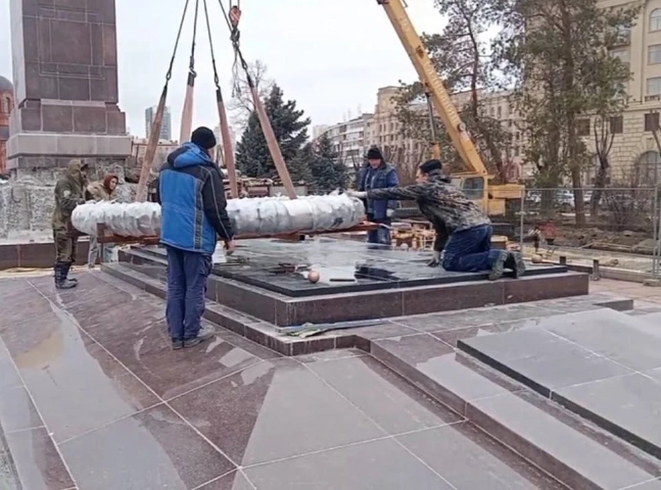Венок вернули на место. Фото: мэрия