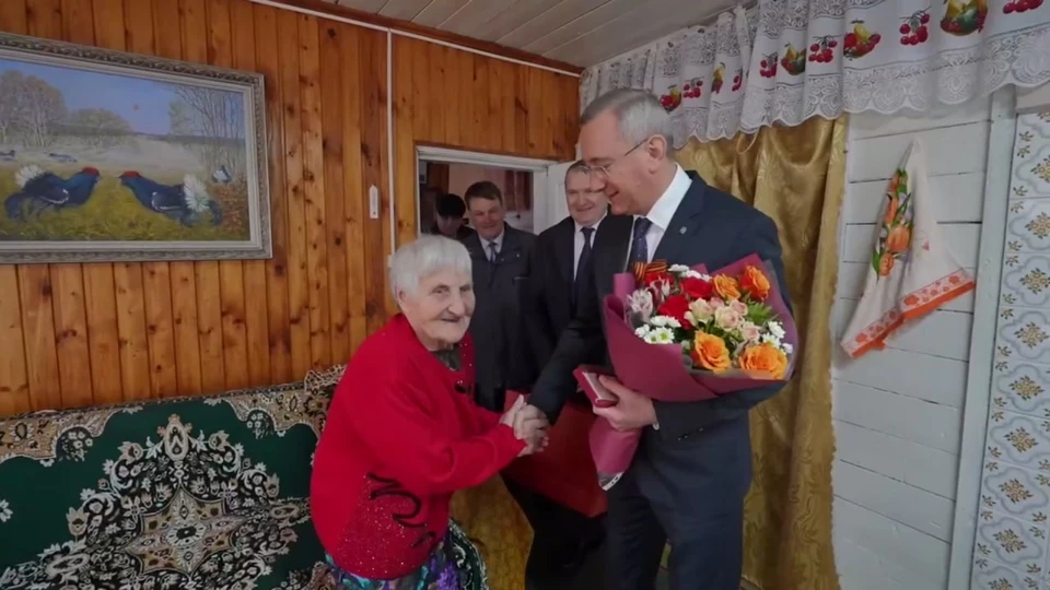 Владислав Шапша наградил труженицу тыла юбилейной медалью