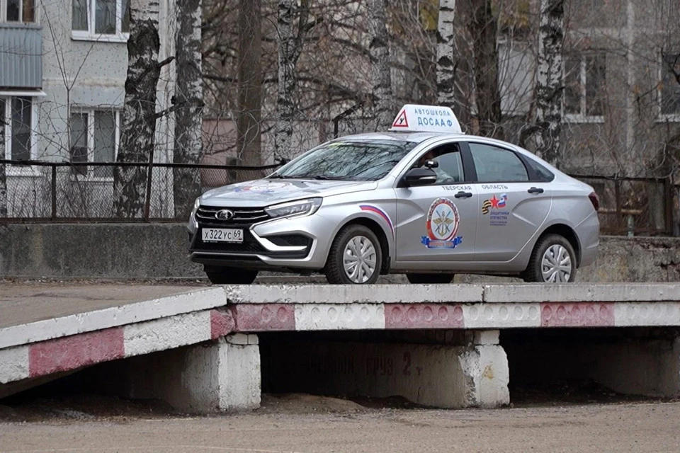 Обучение проводится на специальных машинах на базе ДОСААФ.