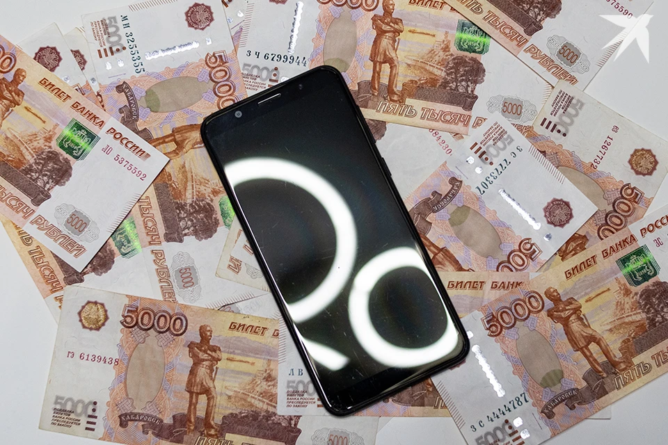 Сначала мурманчанка перевела через банкомат неизвестным 800 тысяч рублей, потом после очередного звонка мошенников еще 200 тысяч, в третий раз - еще 400 тысяч.