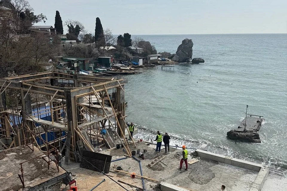 Двухэтажная постройка у самой кромки воды закрыла бы вид на скалу, которую запечатлел в своих полотнах живописец Коровин. Фото: Виктория Жигунова/Tg