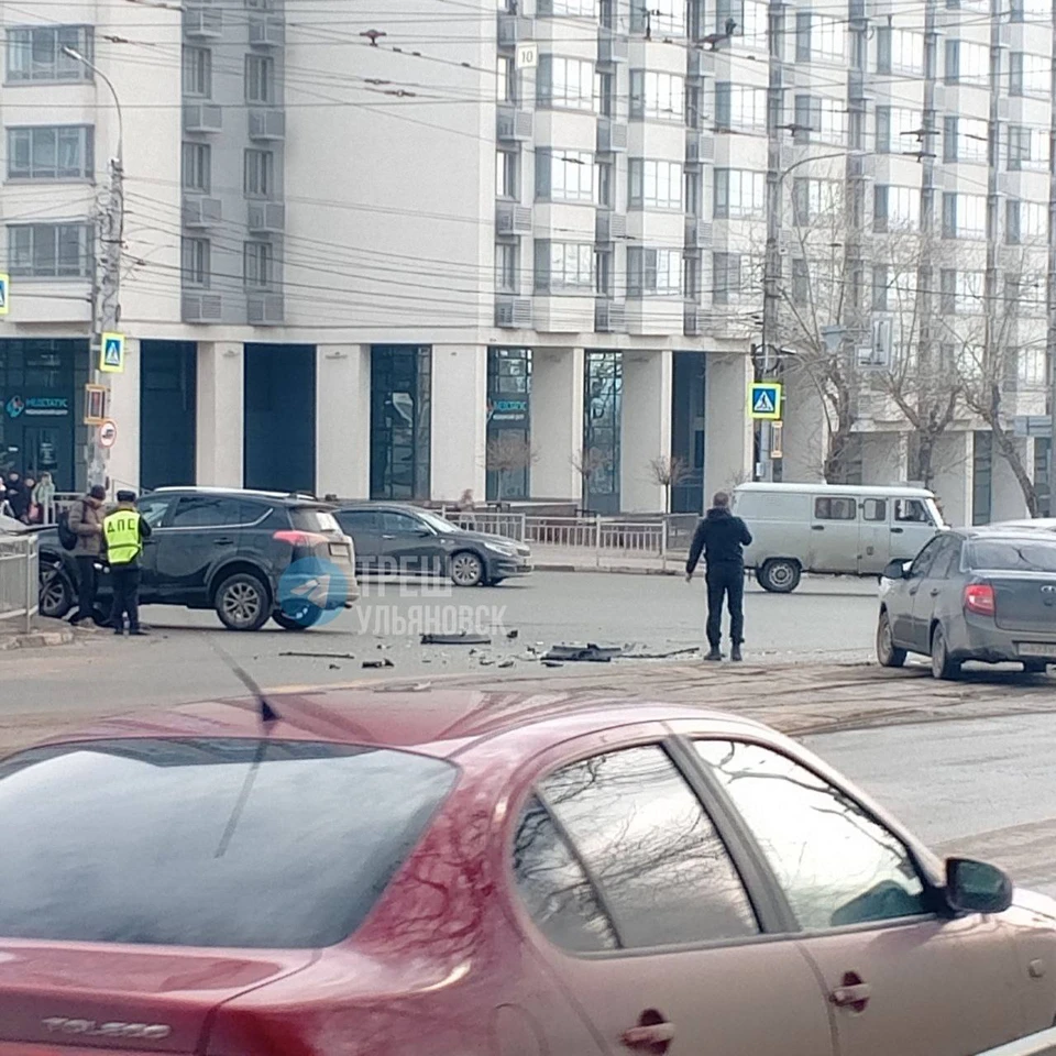 В центре Ульяновска столкнулись «Тойота» и «Лада Гранта». Фото телеграм-канал Треш Ульяновск