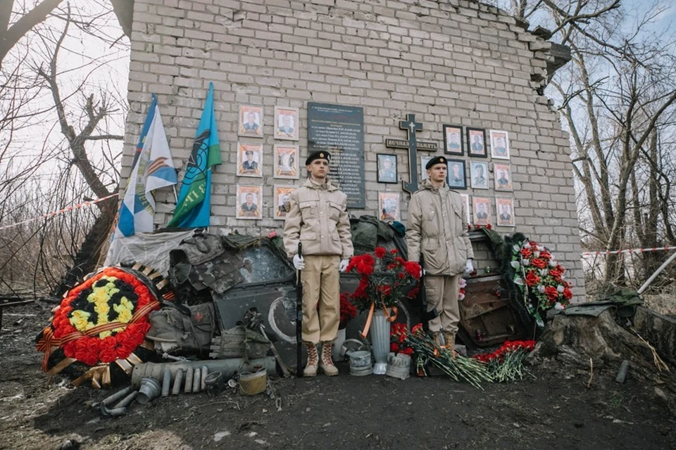 В Мариуполе открыли мемориальную доску героям СВО. Фото: ТГ/Моргун