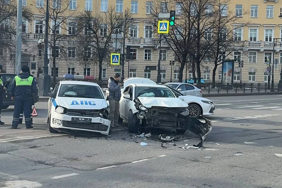 Машина ДПС попала в аварию на Обуховском мосту. Фото: t.me/Megapolisonline