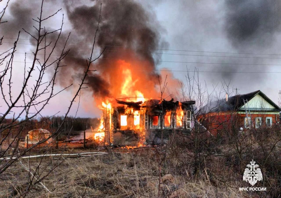 В деревне Новоселка Ярославской области произошел крупный пожар, в результате которого дом полностью сгорел.