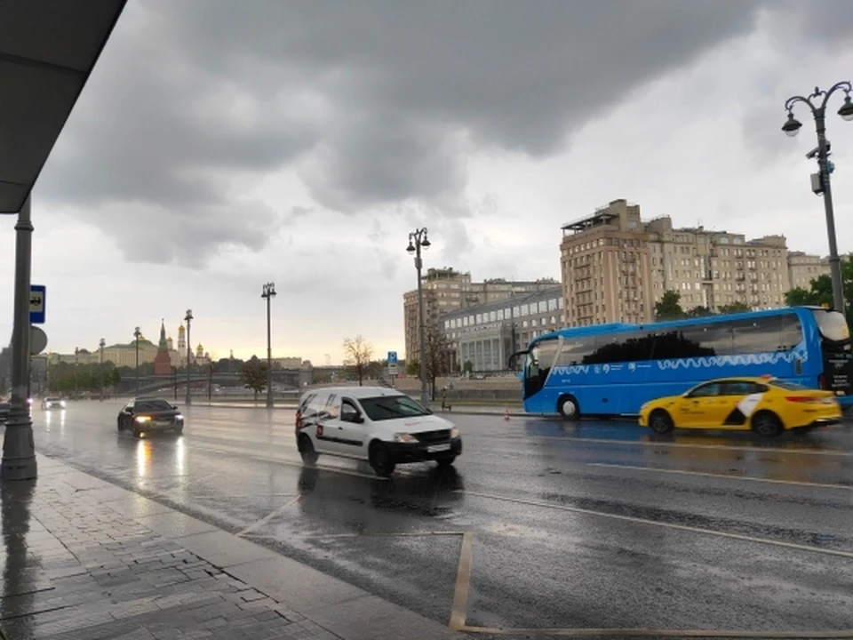 Лужи на дорогах ночью покрываются льдом, предупреждает синоптик