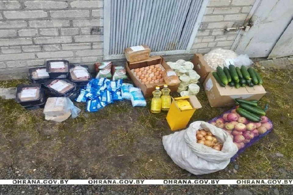 Завстоловой школы пыталась вынести «сэкономленные» продукты. Фото: Департамент охраны МВД.