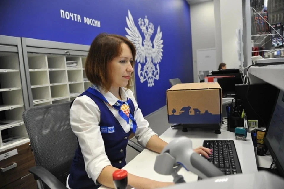 Сотрудники почты отсканируют письма. Фото: АО «Почта России».