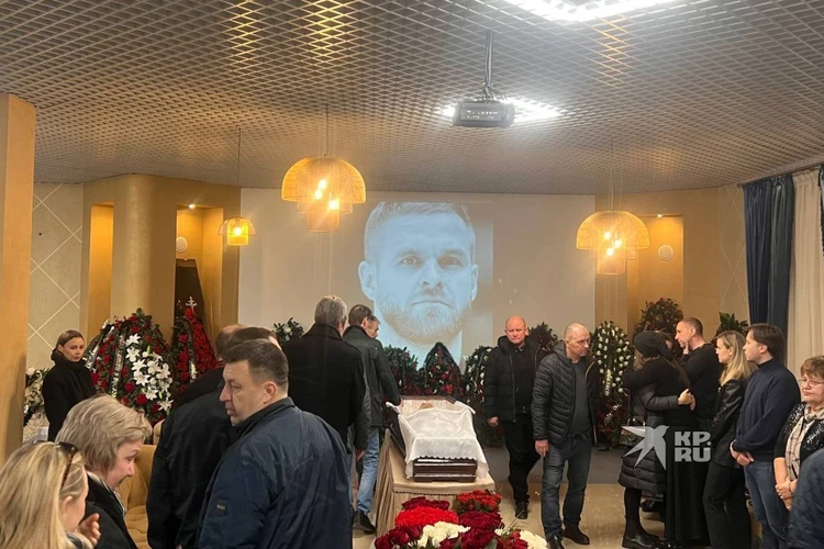 «Энергия, которой он заряжал, закончилась»: хоккеиста Федора Малыхина проводили в последний путь овациями