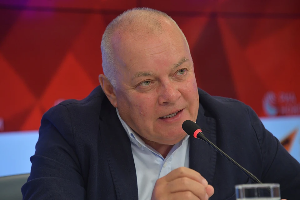 Ведущий программы Дмитрий Киселев заболел пневмонией.