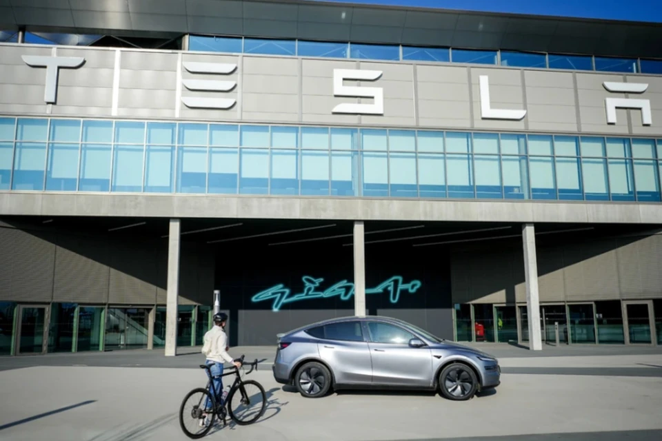 Илон Маск назвал актами терроризма нападения на салоны Tesla
