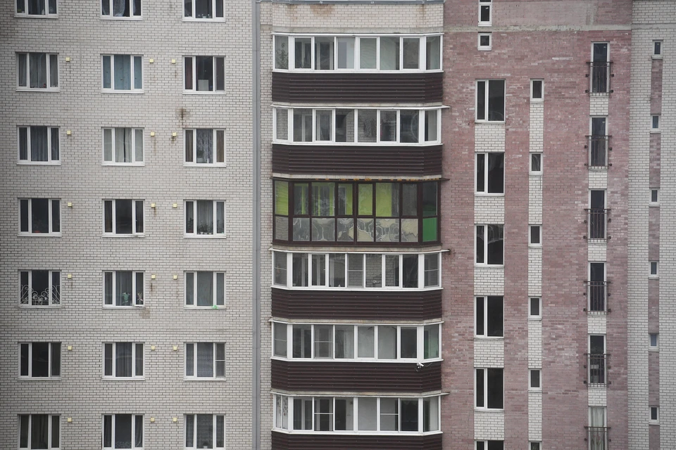Маленький мальчик упал с седьмого этажа на козырек парадной в Петербурге.