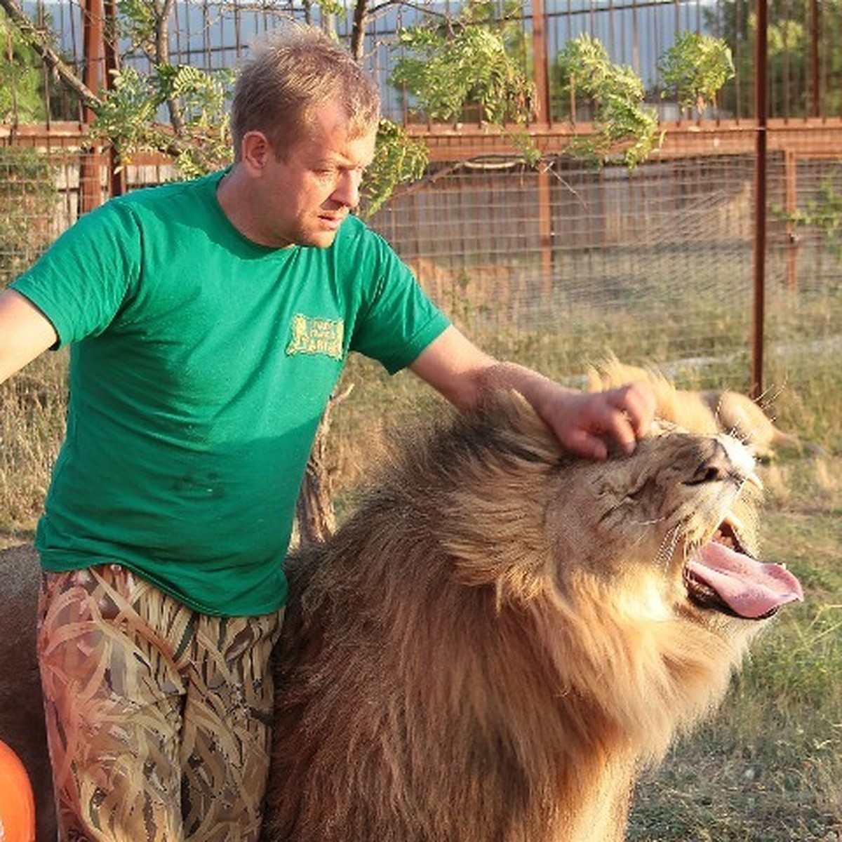 Қабырғаға іш киім киген қыз