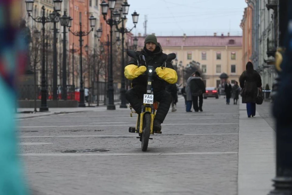 Власти Петербурга хотят прогнать курьеров с тротуаров на дороги.