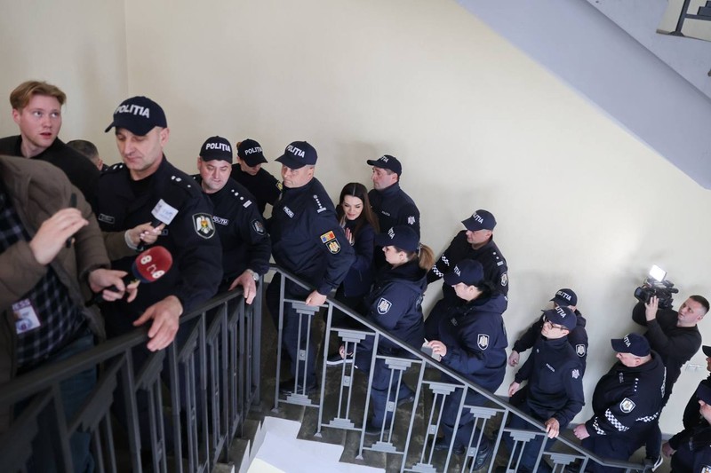 Вот сколько полицейских бдительно стерегут хрупкую Евгению Гуцул! Фото: соцсети