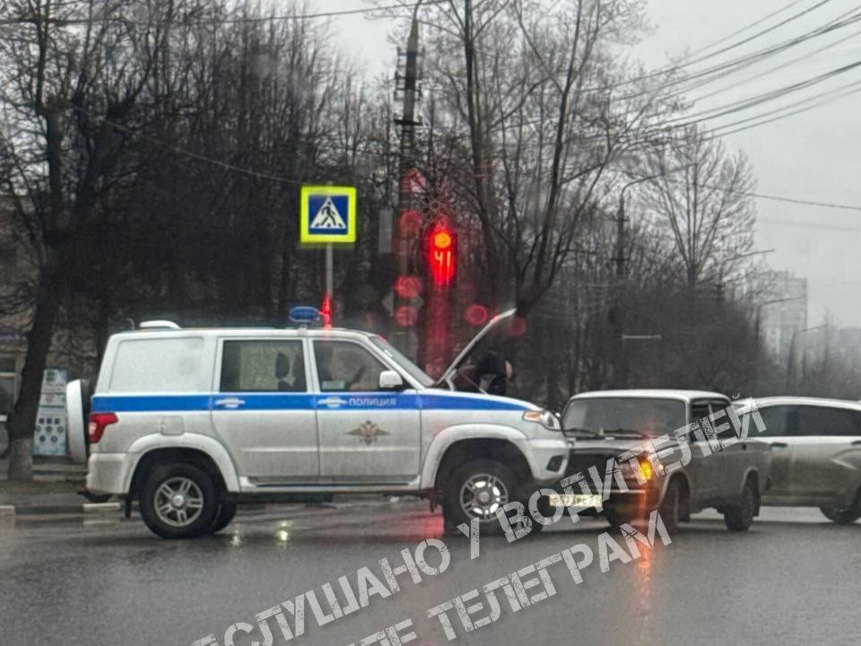 Полицейский автомобиль попал в ДТП на улице Кутузова в Туле. Фото: "Тула Жесть".