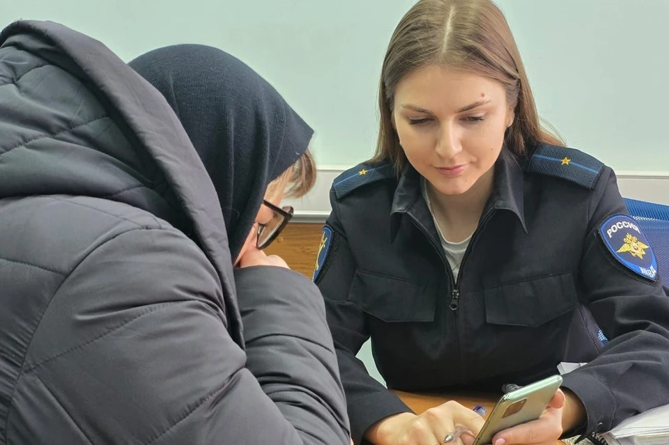 Женщина рассказала полицейским, как мошенники в течение недели убеждали перевести деньги Фото: пресс-служба ГУ МВД РФ по Краснодарскому краю