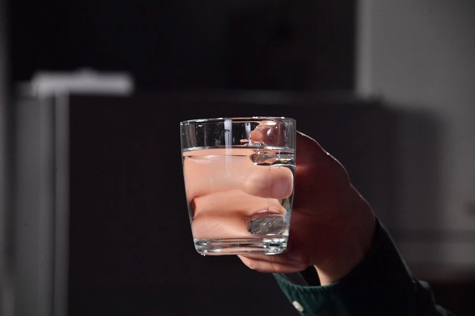 Употребление более 4-5 литров воды в день опасно.