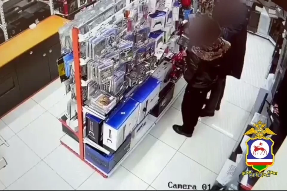 Мужчина вынес игровой контроллер из магазина техники в Якутске