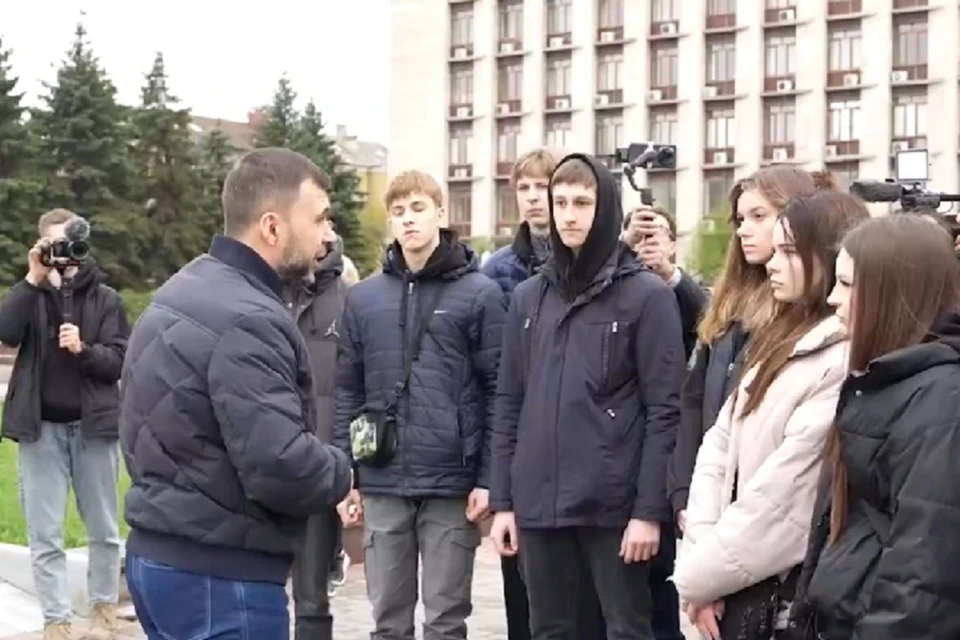 Денис Пушилин провел для молодежи экскурсию, посвященную провозглашению ДНР в 2014 году. Фото: ТГ/Пушилин