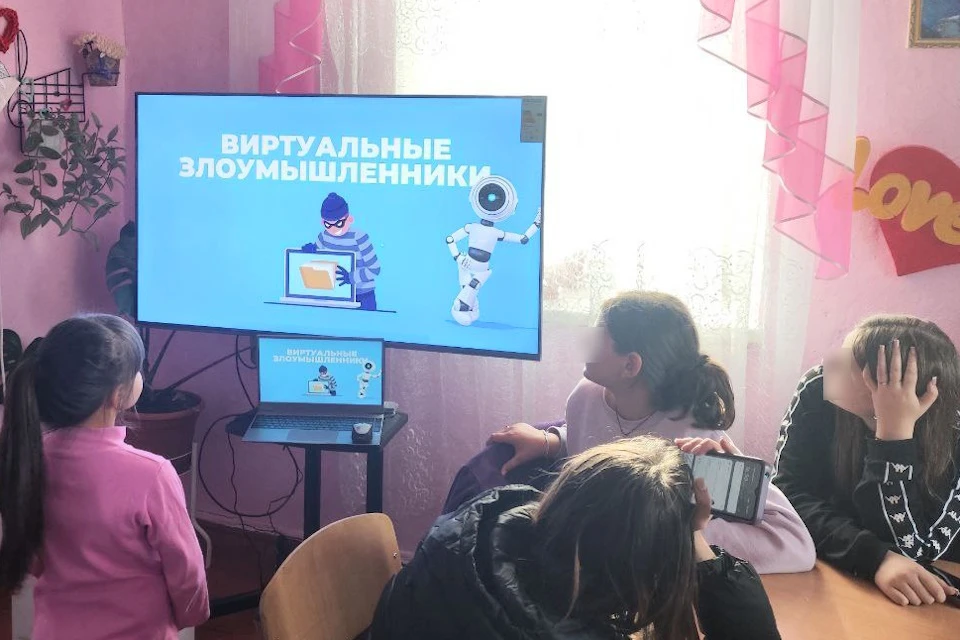 Детям и взрослым Каховки рассказывают об опасности искаженной информации в Сети Фото: ТГ-канал Павла Филипчука