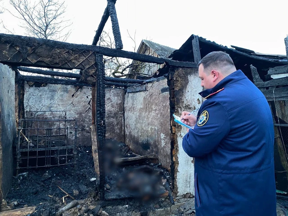 В горящей надворной постройке на улице Центральной пожарные обнаружили тела двух местных жителей — 34-летнего и 58-летнего мужчин.