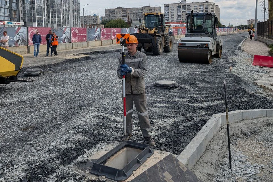 На стройплощадке метротрама по улице Овчинникова, где также полностью перекрывалось движение для автомобилей. Фото: Миндортранс Челябинской области.