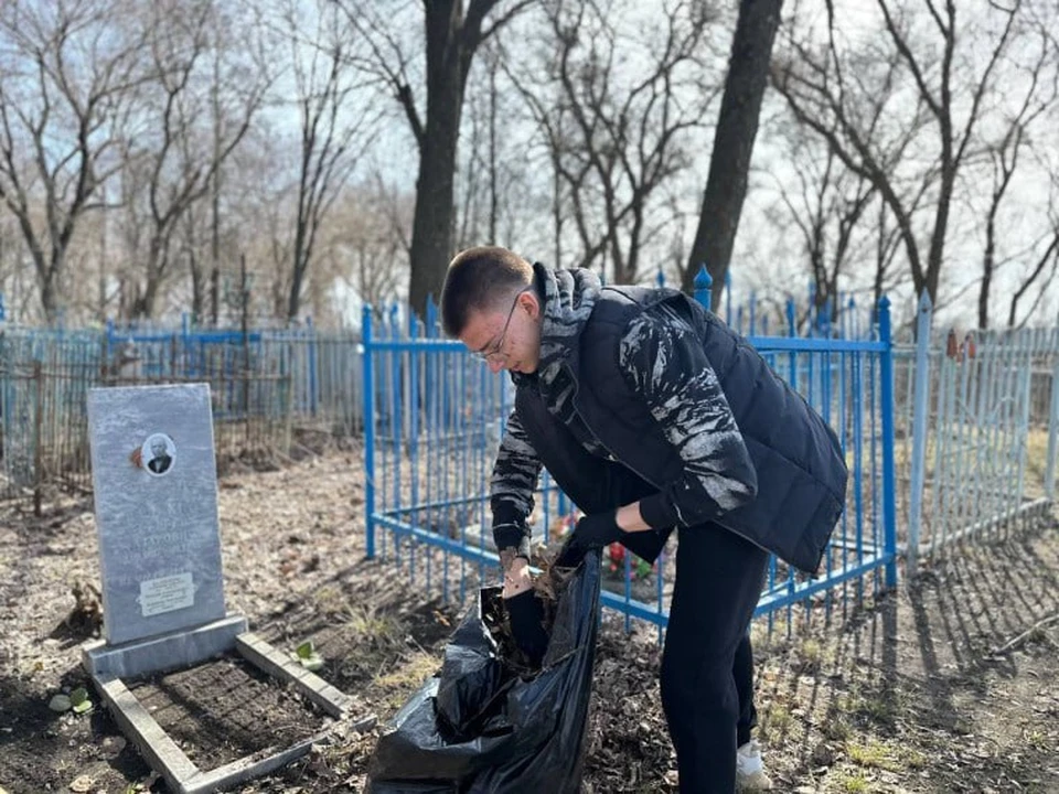Ульяновская молодежь приводит в порядок могилы бойцов Великой Отечественной. ФОТО: тг-канал администрации Ульяновска