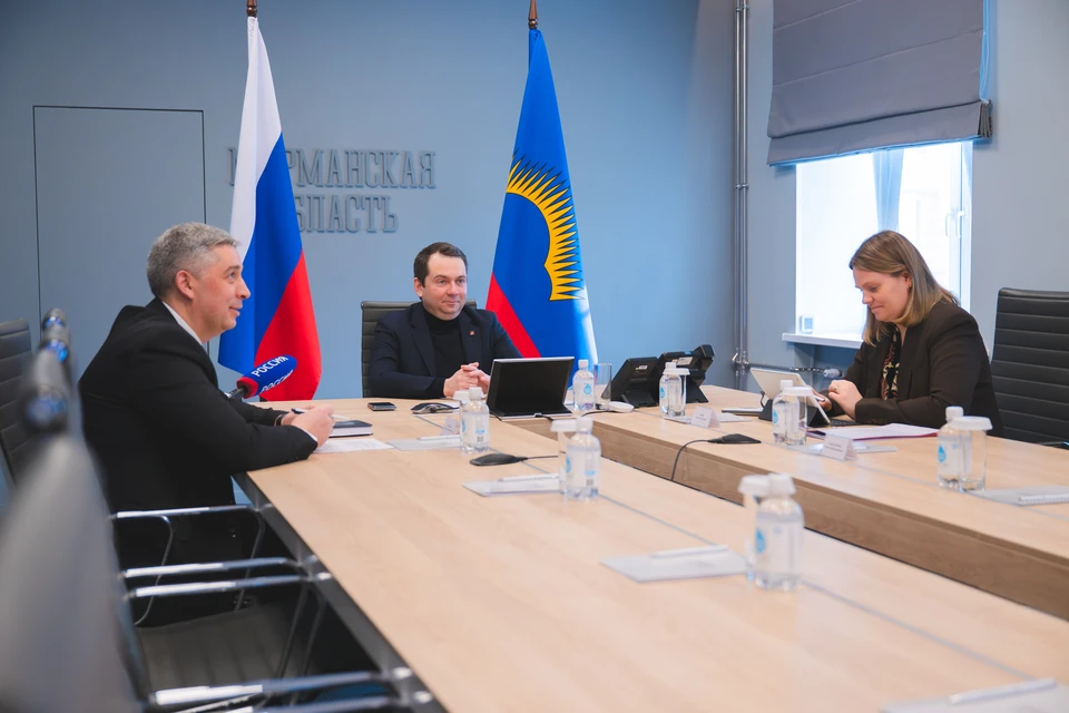 Губернатор Мурманской области Андрей Чибис отметил, что при катке сделают раздевалку и место для хранения спортинвентаря. Фото: Правительство Мурманской области